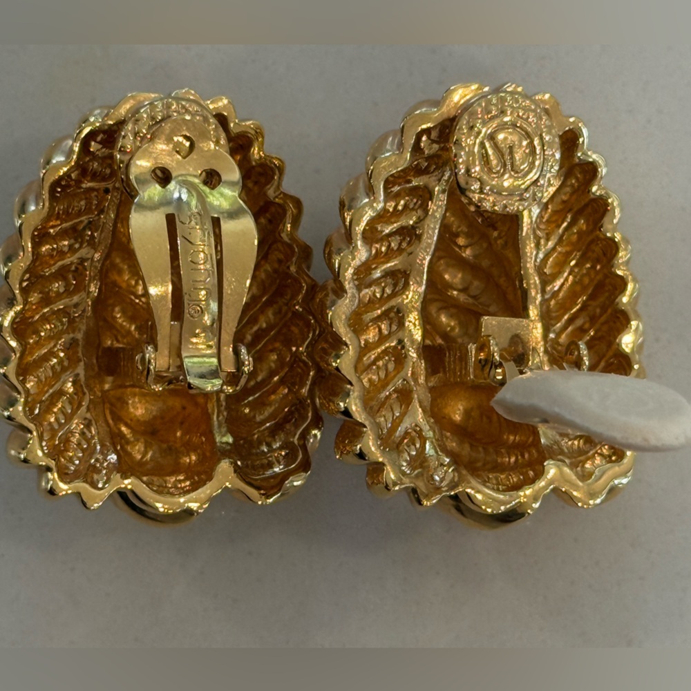 St. John Stamped Elegant Gold-Tone Leaf Clip on Earrings - Picture 4 of 9
